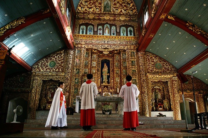 Misa en la Catedral Phat Diem Ninh Binh - Authentik Vietnam